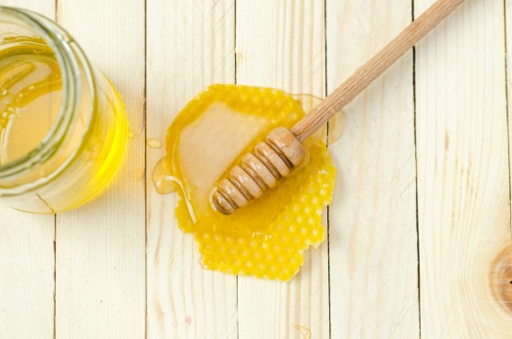 Med je úžasně všestranná surovina. Má silné antibakteriální účinky, je však potřeba dbát na jeho nejvyšší kvalitu